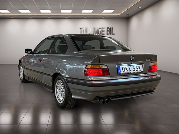 BMW 320i 3 of 22