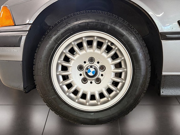 BMW 320i 21 of 22