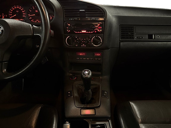 BMW 320i 15 of 22