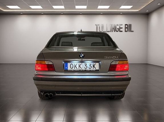 BMW 320i 4 of 22