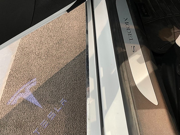 Tesla Model S 8 of 23