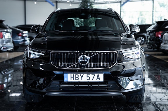 Volvo XC40 2 of 29