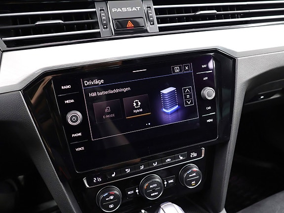 Volkswagen Passat 22 of 30
