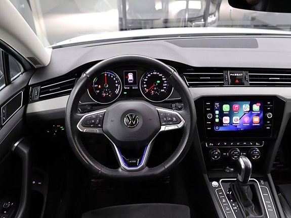 Volkswagen Passat 17 of 30