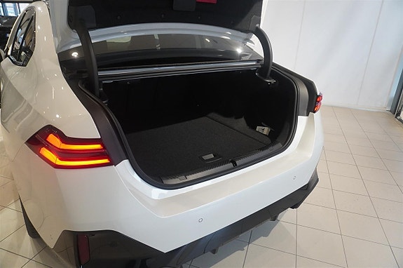 BMW i5 7 of 12