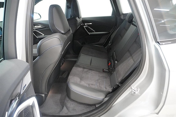 BMW iX1 11 of 17