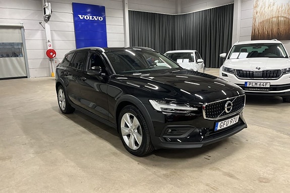 Volvo V60 Cross Country 2 of 24