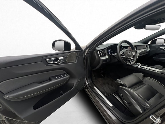 Volvo XC60 13 of 30