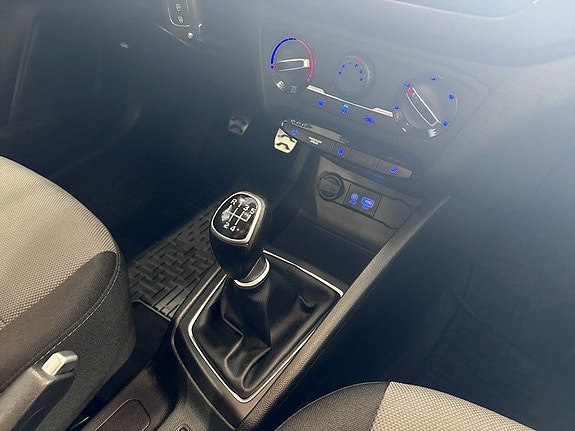 Hyundai i20 10 of 15