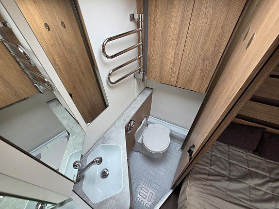 Kabe SMARAGD 520 XL Dubbelbädd Smal resevagn 9 of 13