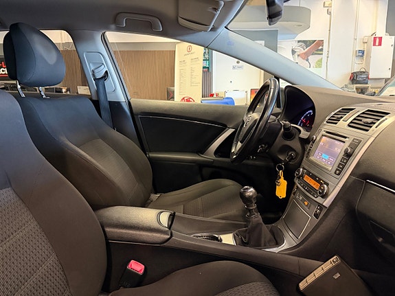 Toyota Avensis 21 of 27