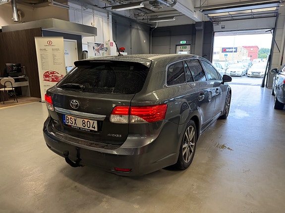 Toyota Avensis 4 of 12