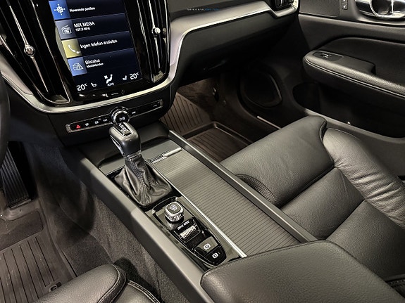Volvo V60 Cross Country 8 of 25