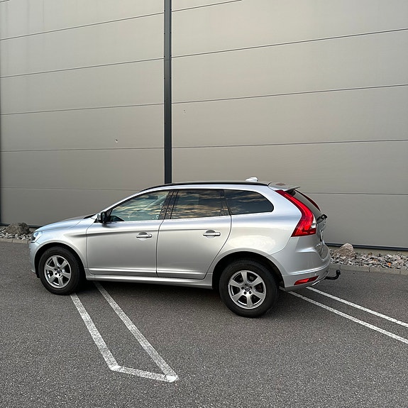 Volvo XC60 2 of 12