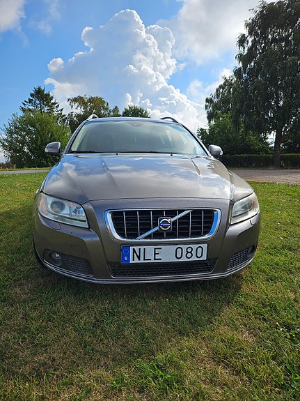 Volvo V70 2 of 8
