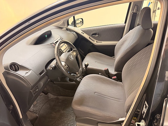 Toyota Yaris 12 of 15