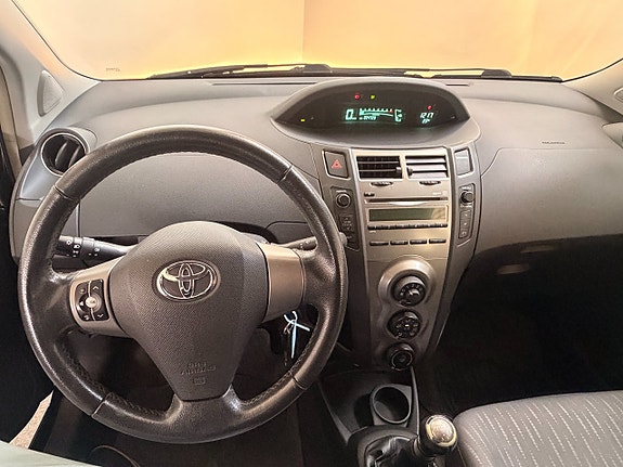 Toyota Yaris 15 of 15