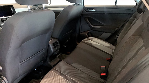 Volkswagen T-Roc 11 of 15