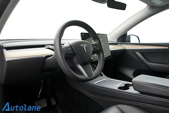Tesla Model Y 18 of 30