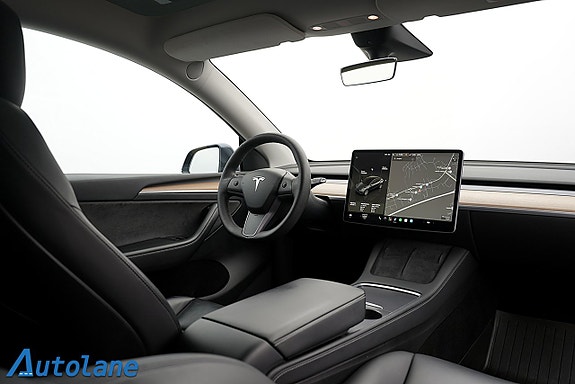 Tesla Model Y 23 of 30