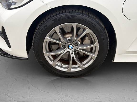 BMW 330e 29 of 30