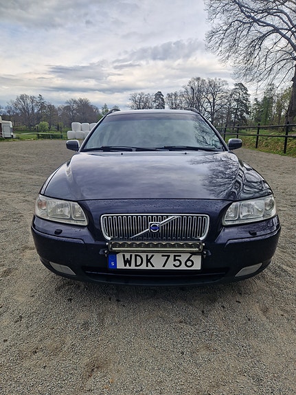 Volvo V70 2 of 9