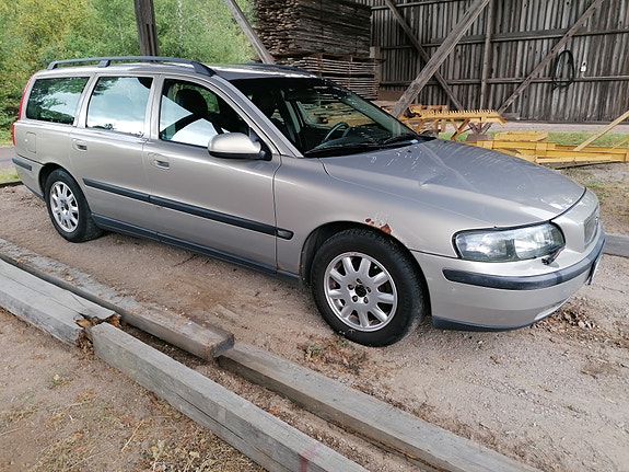 Volvo V70 2 of 23