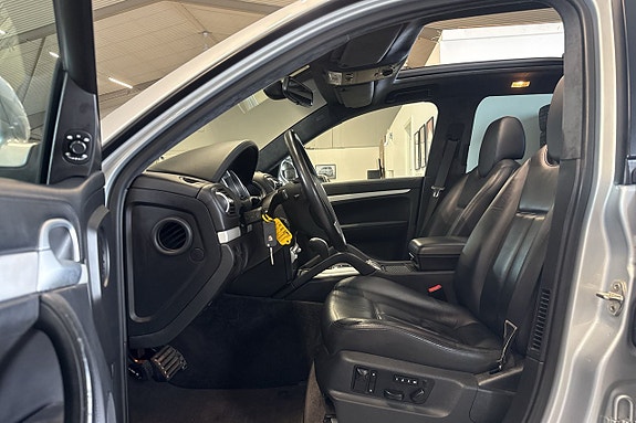 Porsche Cayenne Turbo 16 of 21