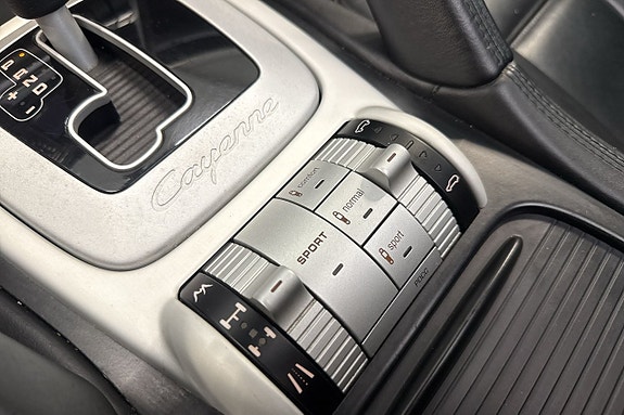 Porsche Cayenne Turbo 13 of 21