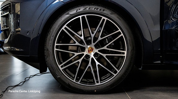 Porsche Cayenne 9 of 24