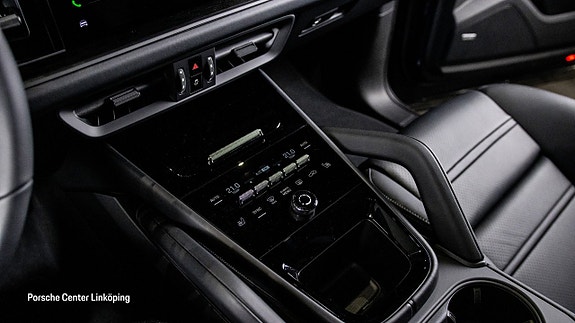 Porsche Cayenne 14 of 24