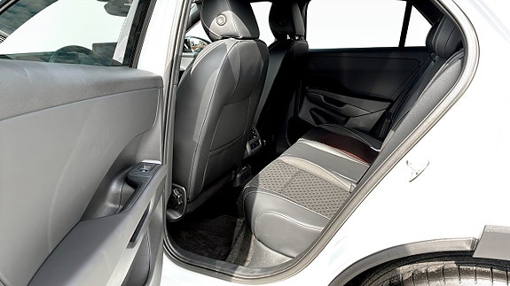 Volkswagen T-Roc 11 of 14
