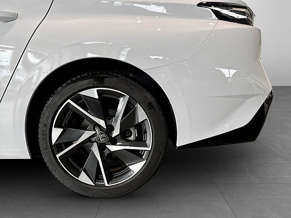 Peugeot 308 SW 13 of 15