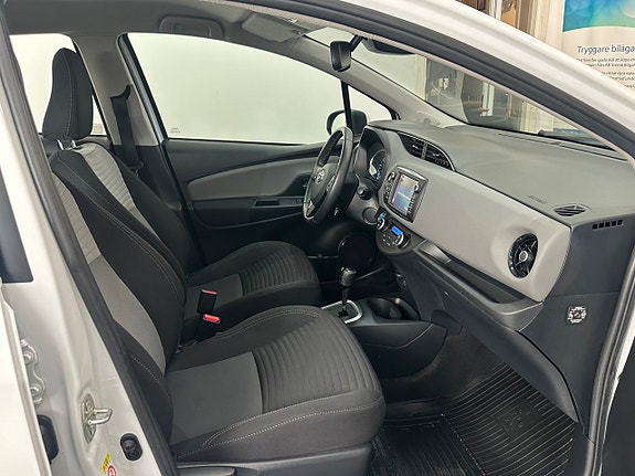 Toyota Yaris 12 of 24