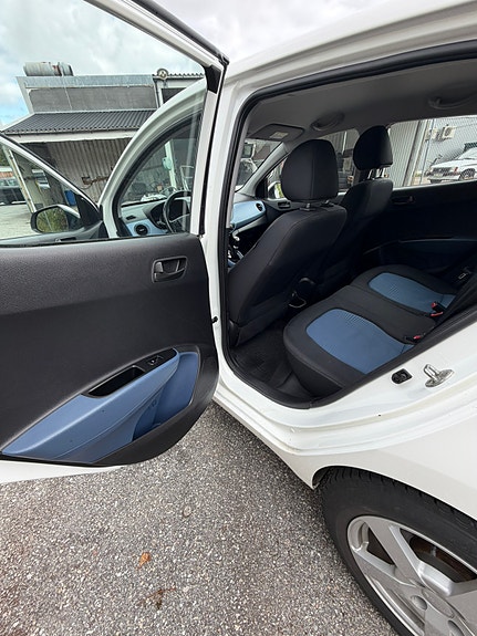 Hyundai i10 9 of 17