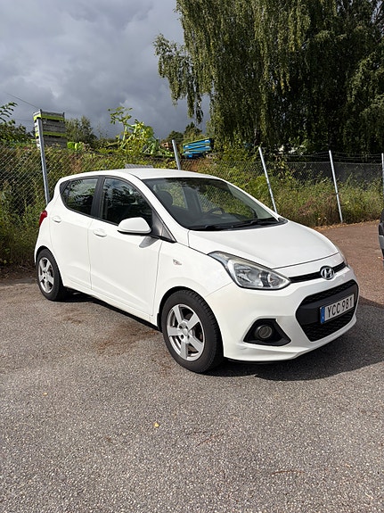 Hyundai i10 2 of 17