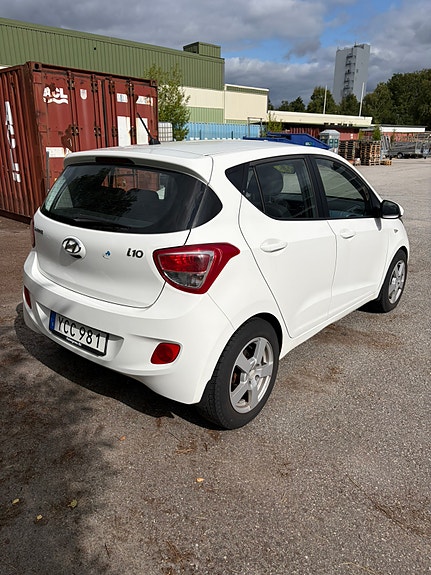 Hyundai i10 3 of 17