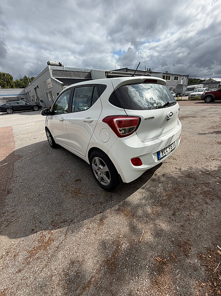 Hyundai i10 4 of 17
