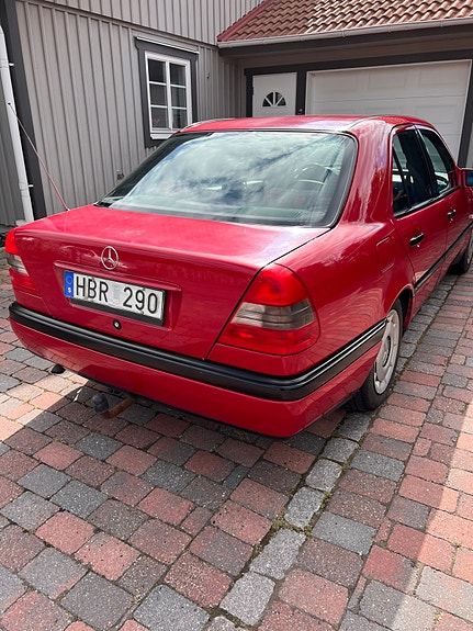 Mercedes-Benz C180 3 of 7