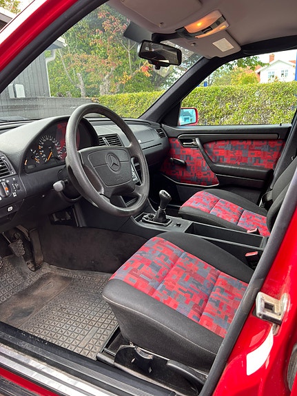 Mercedes-Benz C180 5 of 7