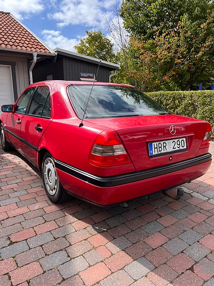 Mercedes-Benz C180 4 of 7