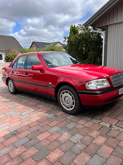 Mercedes-Benz C180 2 of 7