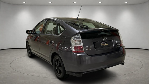 Toyota Prius 7 of 20