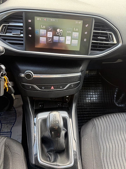 Peugeot 308 SW 15 of 19