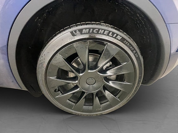 Tesla Model Y 28 of 30