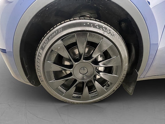 Tesla Model Y 27 of 30