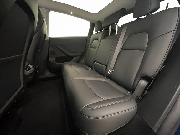 Tesla Model Y 24 of 30