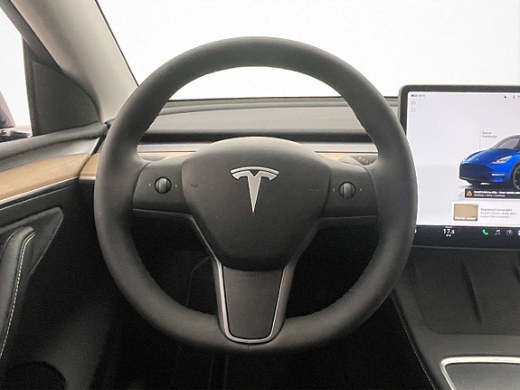 Tesla Model Y 14 of 30