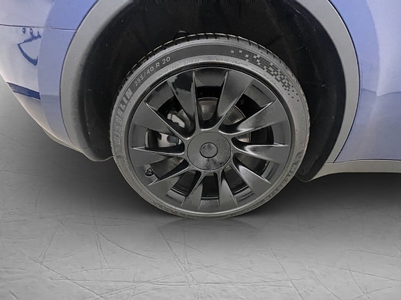 Tesla Model Y 29 of 30