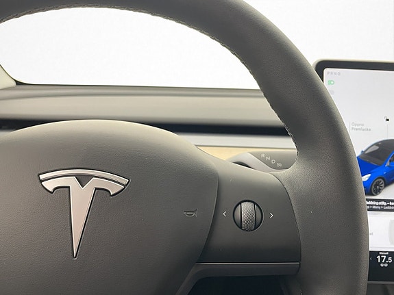 Tesla Model Y 16 of 30
